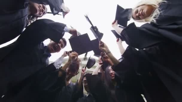 Étudiants amis ensemble à l'extérieur le jour de la remise des diplômes — Video