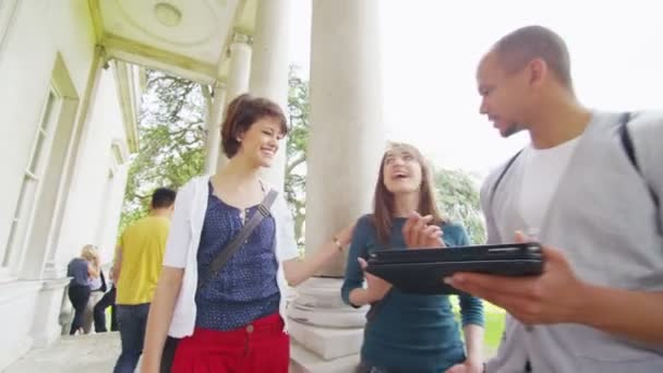 Étudiants utilisant une tablette à l'extérieur 