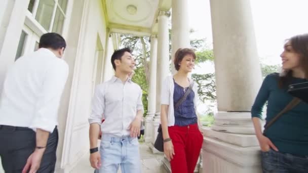 Étudiants utilisant une tablette à l'extérieur 