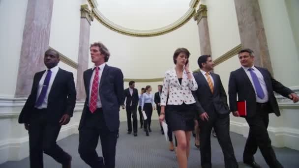 Business delegates walk together — Stock Video