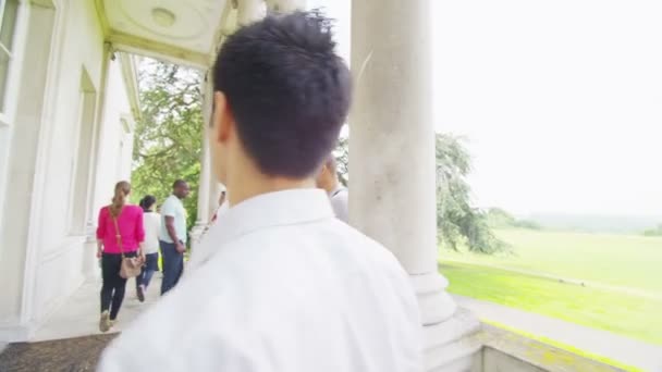 Étudiants utilisant une tablette à l'extérieur 