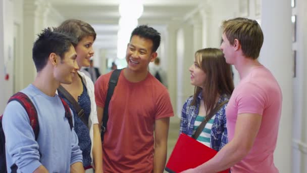 Studenten chatten samen in gang — Stockvideo