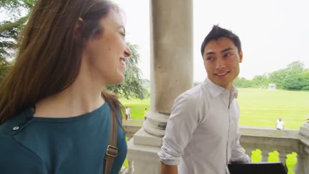 Estudiante masculino y femenino fuera de la universidad — Vídeo de stock