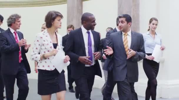 Delegados de negocios charlando juntos — Vídeo de stock