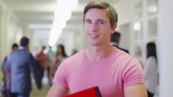 Estudante caucasiano masculino em pé no corredor — Vídeo de Stock