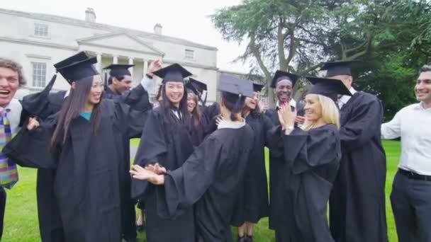 Amigos juntos en el día de la graduación — Vídeo de stock