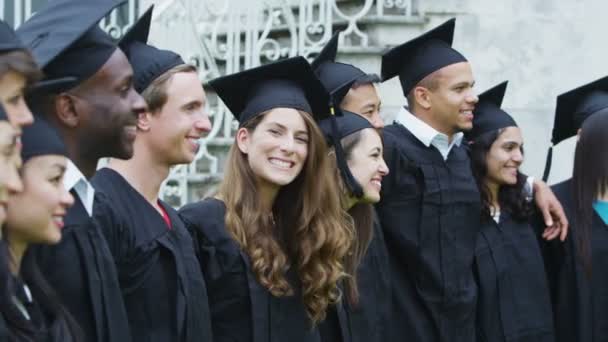 Student vänner på graduation dagen står utomhus — Stockvideo