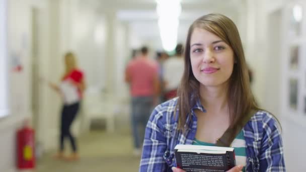 Mujer caucásica estudiante de pie en pasillo — Vídeos de Stock