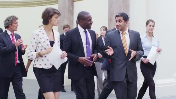 Delegados de negocios charlando juntos — Vídeo de stock