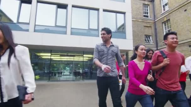 Étudiants quittant leur université — Video