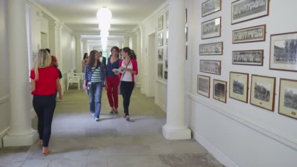 Mujeres estudiantes de chat mientras caminan — Vídeos de Stock