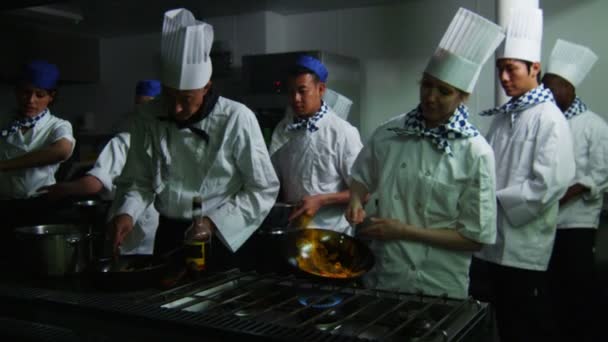 厨师烹饪火烧煎蛋卷风格 — 图库视频影像