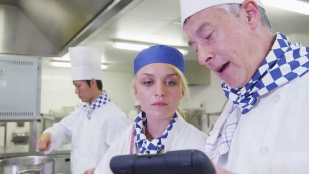 Chefs organizando su horario — Vídeos de Stock