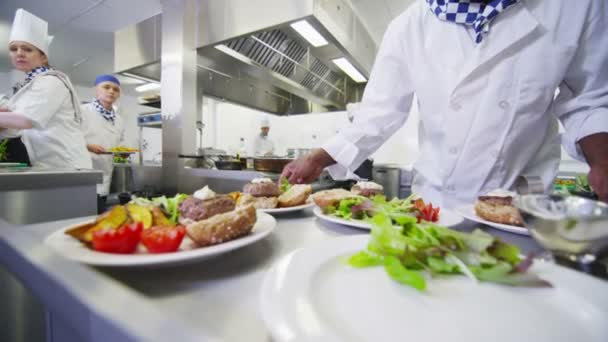 Acabado toca la comida por el chef — Vídeo de stock