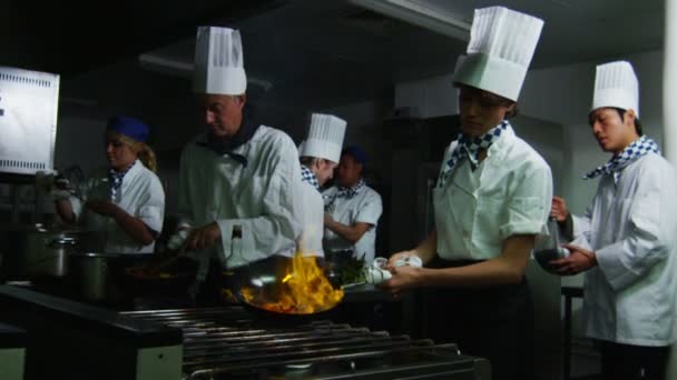 Chef cozinhar estilo flambe — Vídeo de Stock