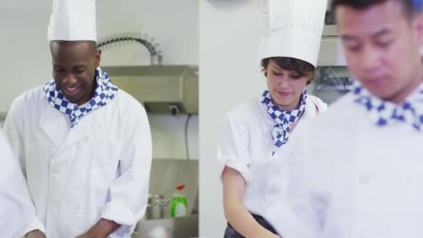 Chefs em um restaurante ou cozinha de padaria — Vídeo de Stock