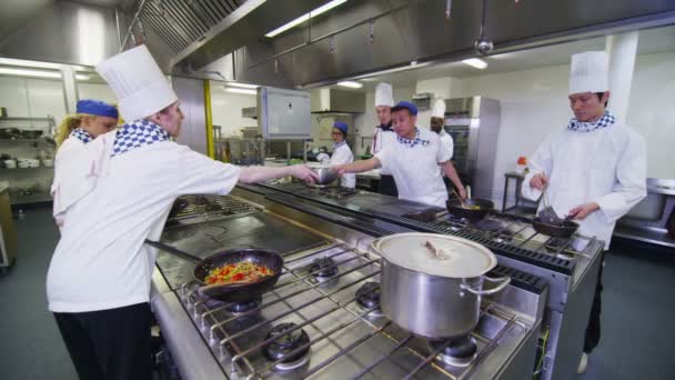 Chefs preparando y cocinando alimentos — Vídeo de stock