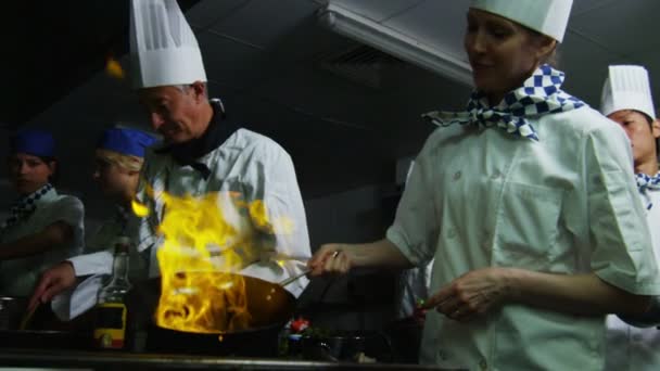Chef cooking flambe style — Stock Video