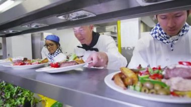 şefler hizmet için hazır gıda hazırlama