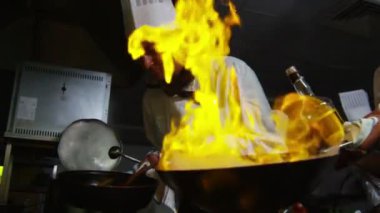 Şef yemek flambe tarzı