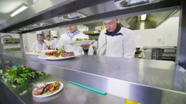 şefler hizmet için hazır gıda hazırlama