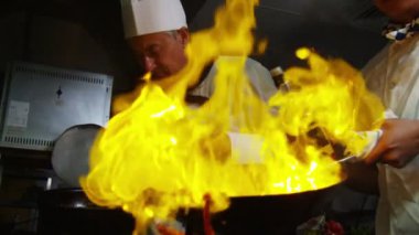 Şef yemek flambe tarzı