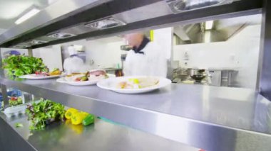 şefler hizmet için hazır gıda hazırlama