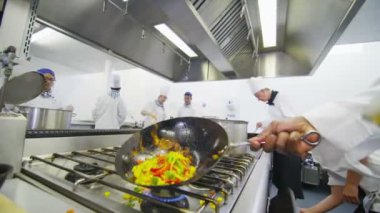 profesyonel şef yemek flambe tarzı
