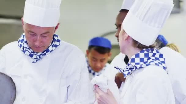 Chefs profissionais cozinhar em uma cozinha comercial — Vídeo de Stock