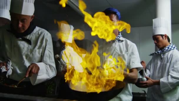 Chef-kok koken flamberen stijl — Stockvideo