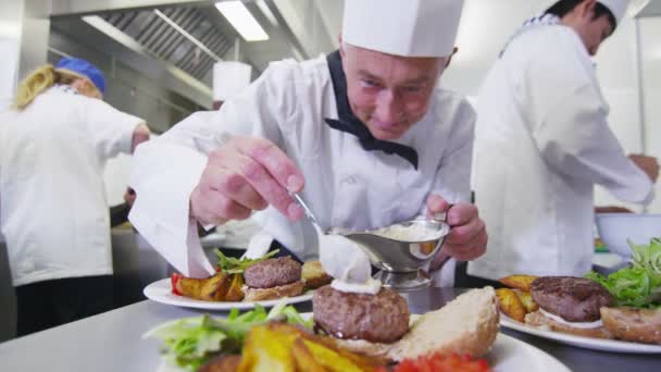 Delicioso hambúrguer gourmet dado pelo chef — Vídeo de Stock