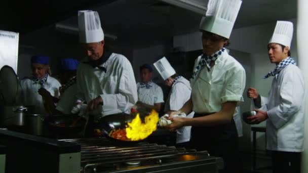 Kock Matlagning flambe stil — Stockvideo