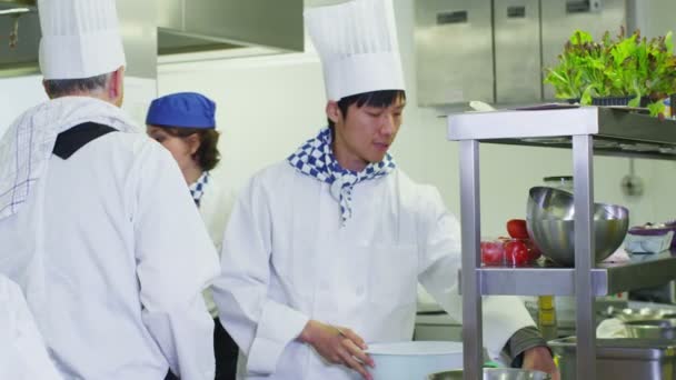 Chefs preparando alimentos — Vídeo de Stock