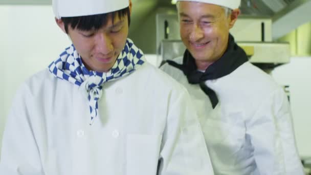 Chefs professionnels préparant des aliments — Video