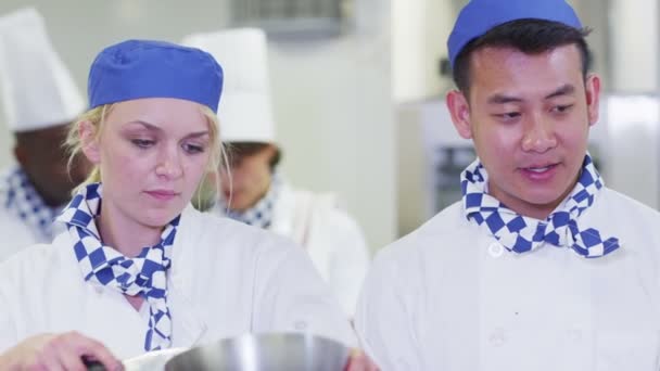 Chefs preparando y cocinando alimentos — Vídeo de stock