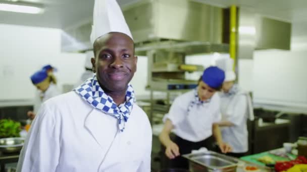 Trabajador feliz en cocina comercial — Vídeos de Stock