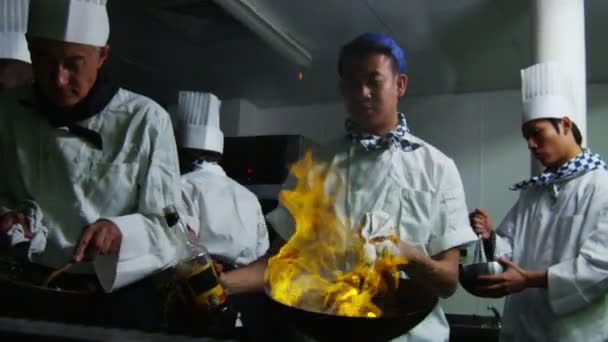 Chef cucina in stile flambe — Video Stock