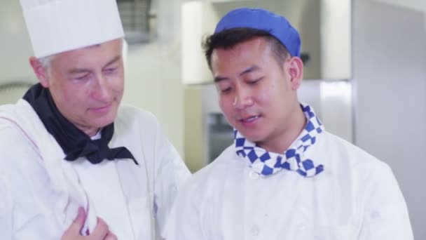 Šéfkuchař nabízí poradenství pro zaměstnance — Stock video