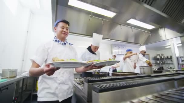 Chefs preparando comida — Vídeo de stock