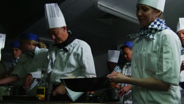 Шеф кулінарний стиль флембе — стокове відео