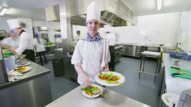 Drukke chef-koks bereiden van voedsel — Stockvideo