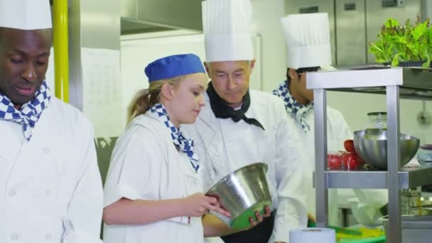 Chefs preparando alimentos — Vídeo de Stock