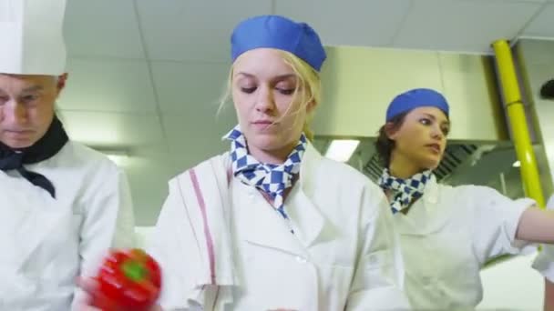 Team di chef professionisti che preparano il cibo — Video Stock