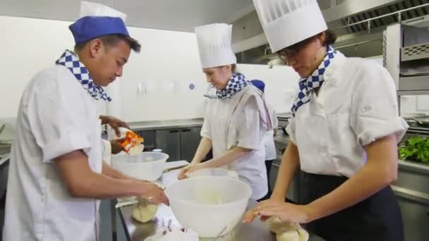 Chef-koks in een restaurant of bakkerij keuken — Stockvideo