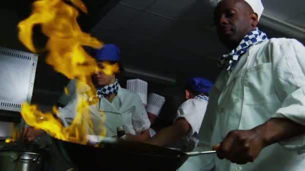 Szakács főzés flambírozott stílus — Stock videók