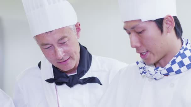 Šéfkuchař nabízí poradenství pro zaměstnance — Stock video