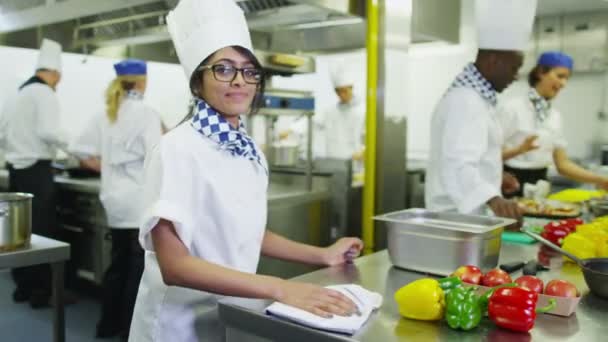 Усміхнений шеф-кухар на комерційній кухні — стокове відео