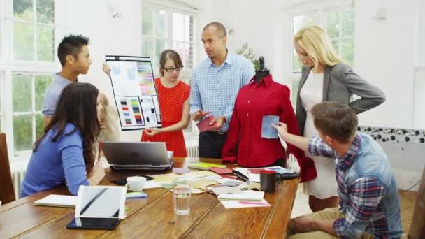 Equipe de design de moda brainstorming — Vídeo de Stock