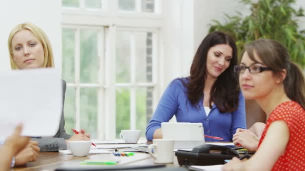 Equipo de negocios en reunión de empresa relajada — Vídeo de stock