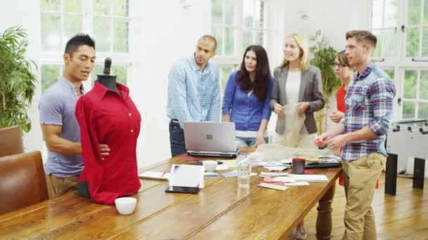 Equipe de design de moda brainstorming — Vídeo de Stock